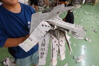 新聞紙を束ねて切り開いたもの