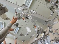 千切った新聞紙を天井に向かって投げたところ