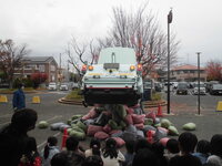 パッカー車からごみ袋に見立てた袋が出てくるところ