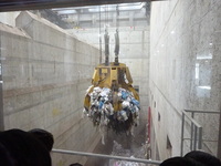 間近に見るごみクレーン