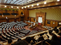 参議院の議場での説明