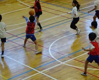 味方に向けて、パス。