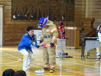消防服を着させていただいた児童