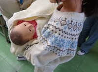 赤ちゃんの抱き方を学ぶ